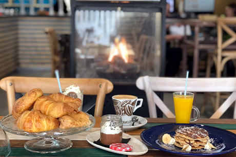 breakfast cafe, croissants in bistro del mundo
