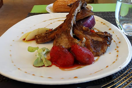 plate of meat chops in carmen verde luna in granada