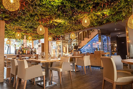 negro-carbon-interior restaurant in granada