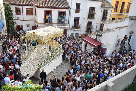 white penitentes on holy thursday granada