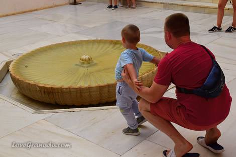 guided tour for children in the alhambra