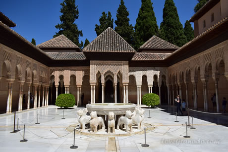 alhambra, patio of lions to see the first day in granada