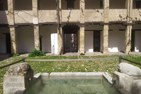 fountain adn patio of the corral del carbon in granada