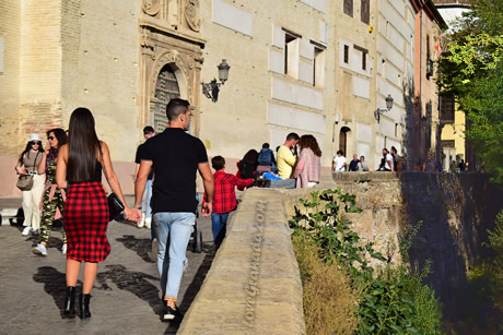 a couple walking in carrera del darro