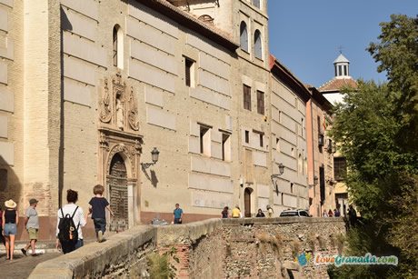 people walking in carrera del darro