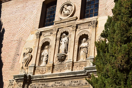 facade figures in santa ana of granada