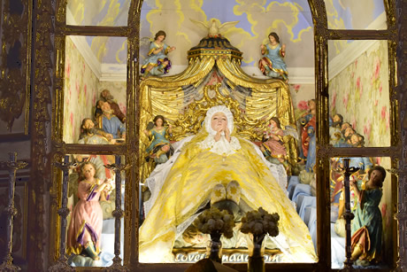 golden decoration of the virgen