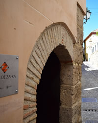 entrance door to the casa de zafra in granada
