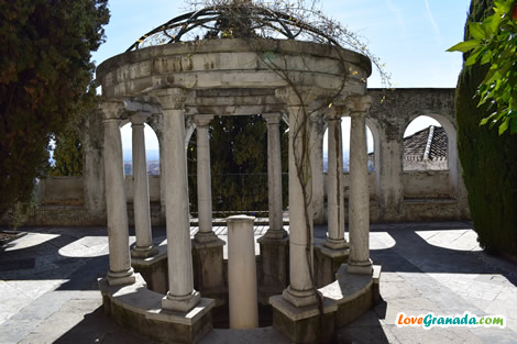 round arch and columns in rodriguez acosta