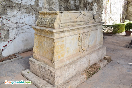 a grave in a rodriguez acosta patio