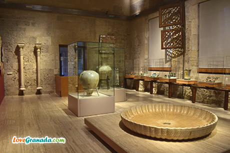 nasrid room fountain and columns