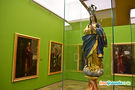 virgen wearing crown in fine arts of granada