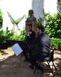 artists play music in manuel de falla garden