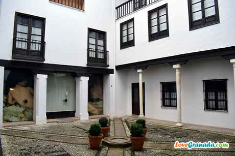 courtyard colums in muskets house
