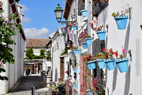 blue pots on the walls of the albaicin