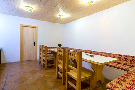 shared dining room with months and chairs in yeti de sierra nevada