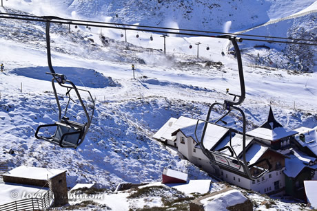 ski lifts in sierra nevada with snow around