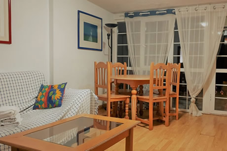 living room with table and cairs in todo sierra nevada