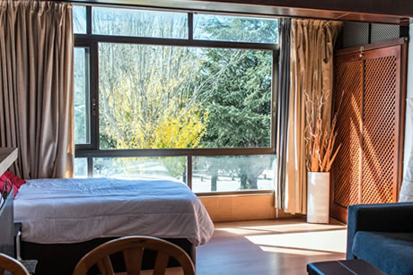 living room with big windows in todo sierra nevada